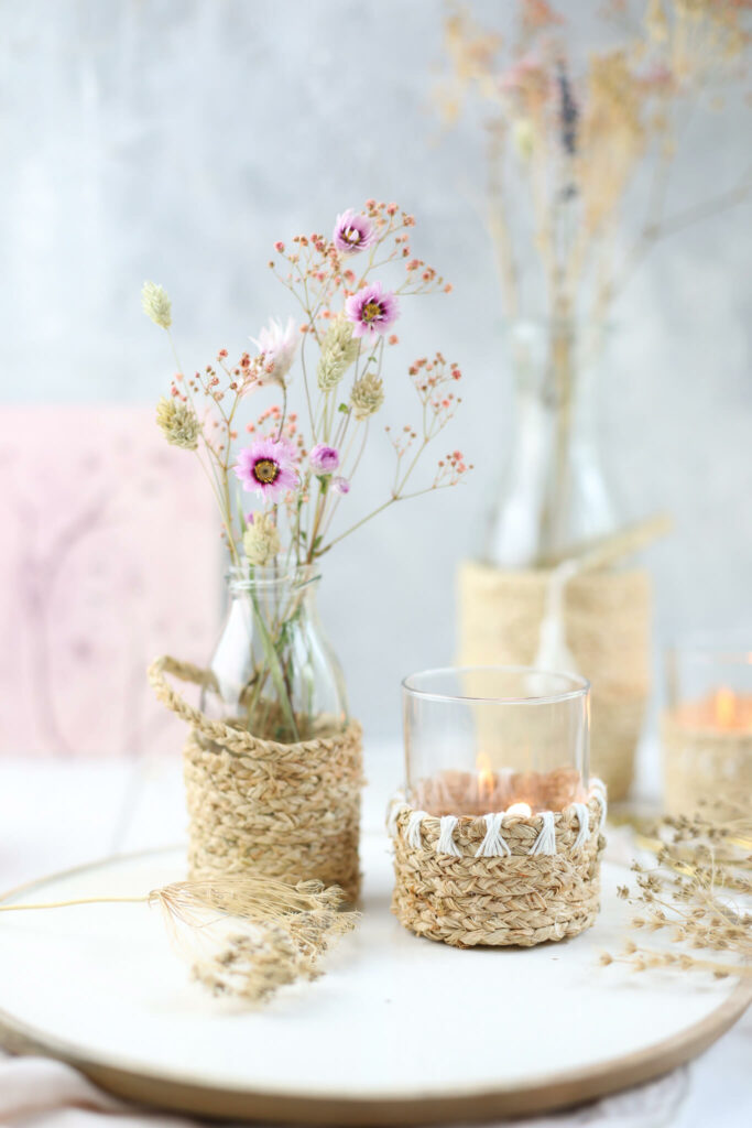 Boho Windlichter und Vasen aus Naturbast