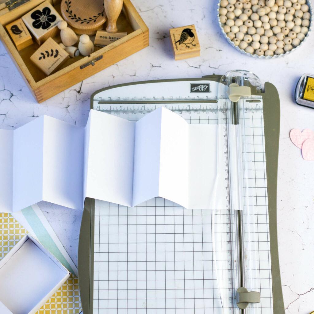 Papier falten für Geschenkidee in der Streichholzschachtel