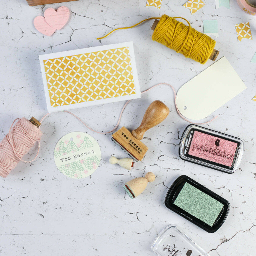 Schilder mit Stempeln verzieren