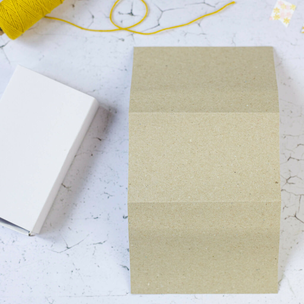 Streichholzschachtel mit Papier bekleben