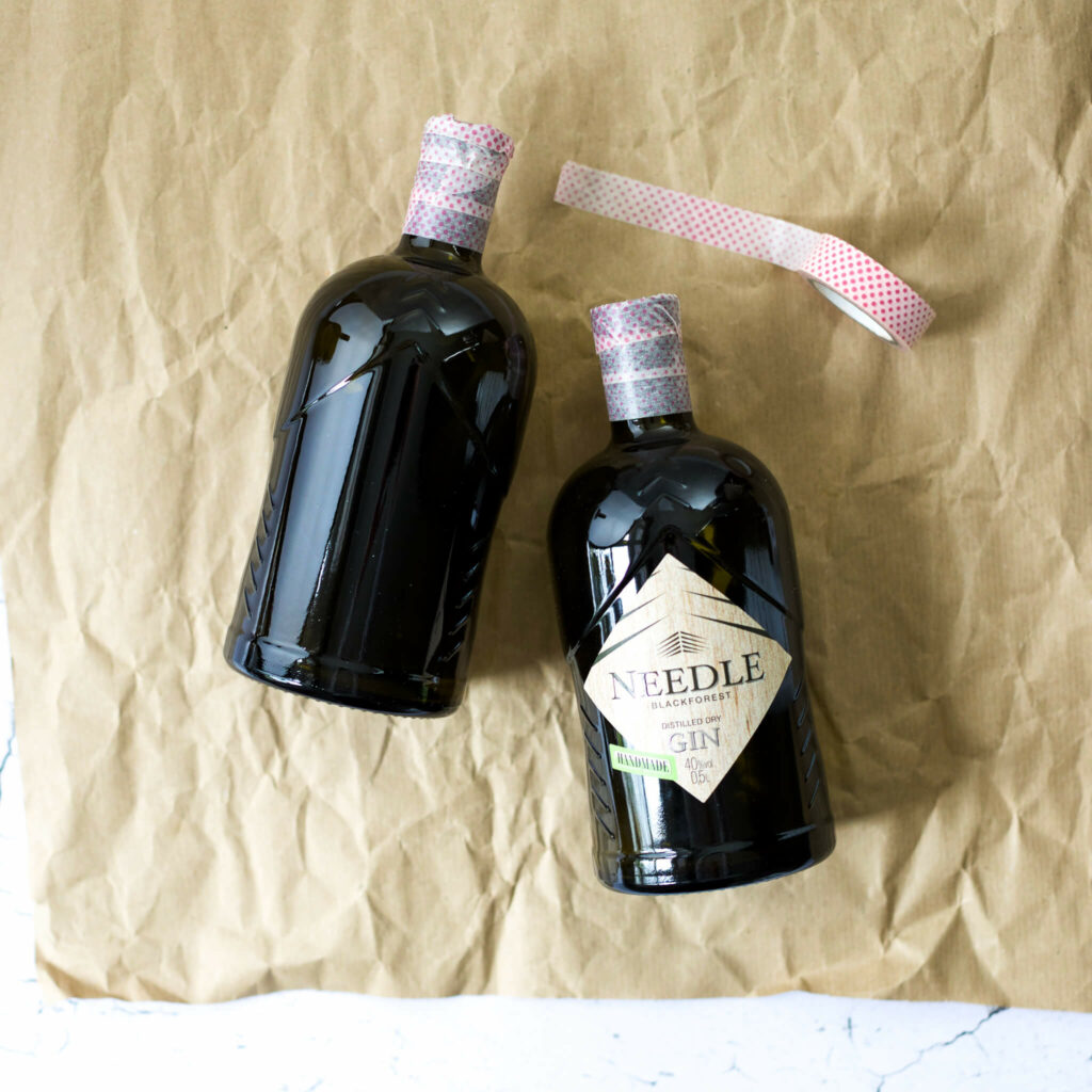 Ginflaschen Upcycling - Vasen im Sprenkel Look