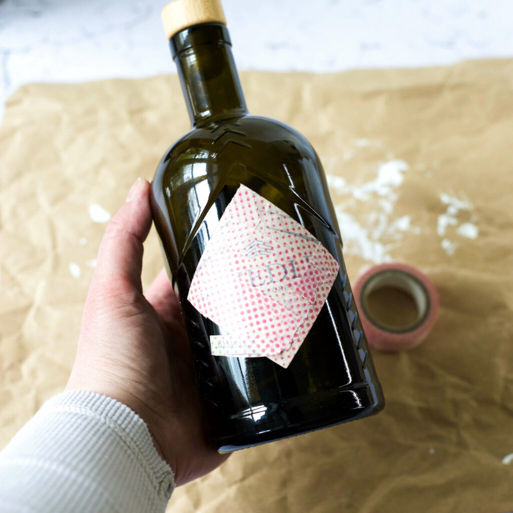Ginflasche vor dem Besprühen abkleben