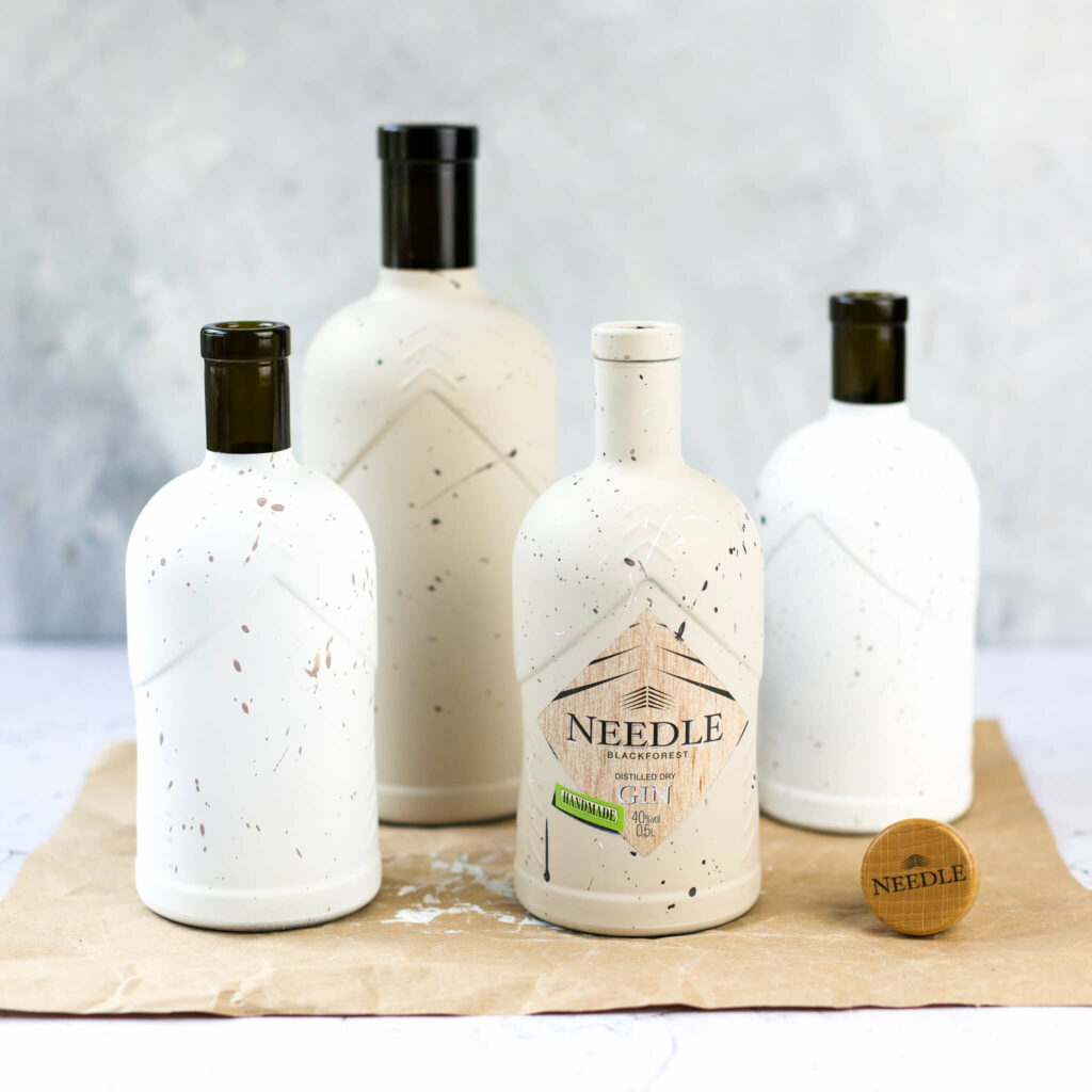 Ginflasche mit KReiselack besprühen und mit Sprenkeln bemalen