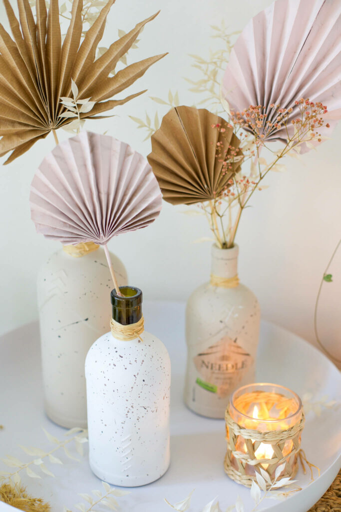 Ginflaschen Upcycling - Vasen im Sprenkel Look DIY