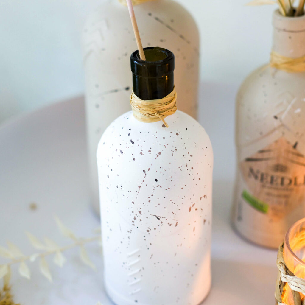 Ginflaschen Upcycling - Vasen im Sprenkel Look