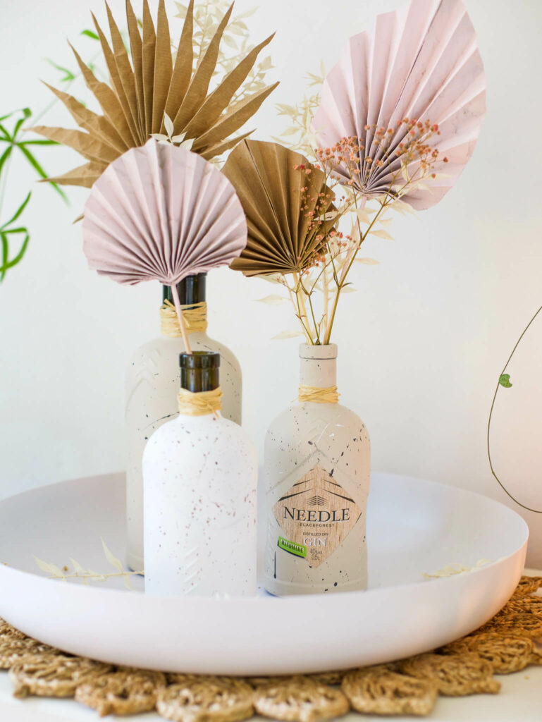 Ginflaschen Upcycling - Vasen im Sprenkel Look