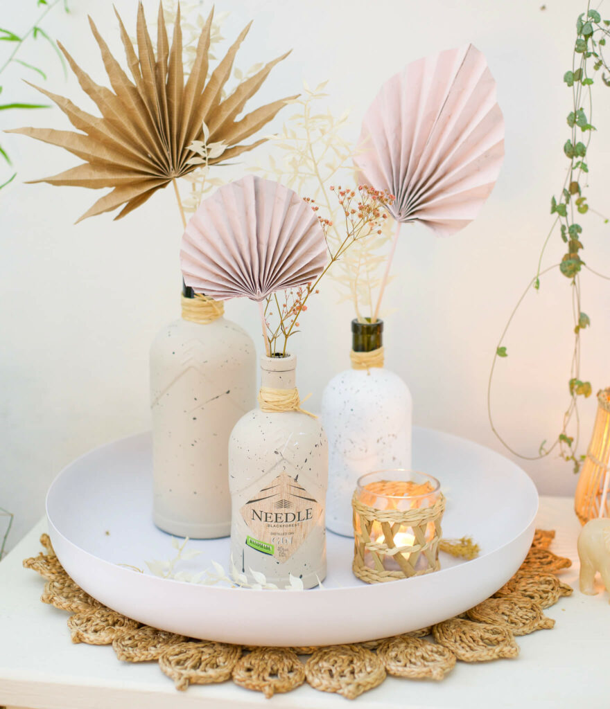 Ginflaschen Upcycling Vasen im Sprenkel look