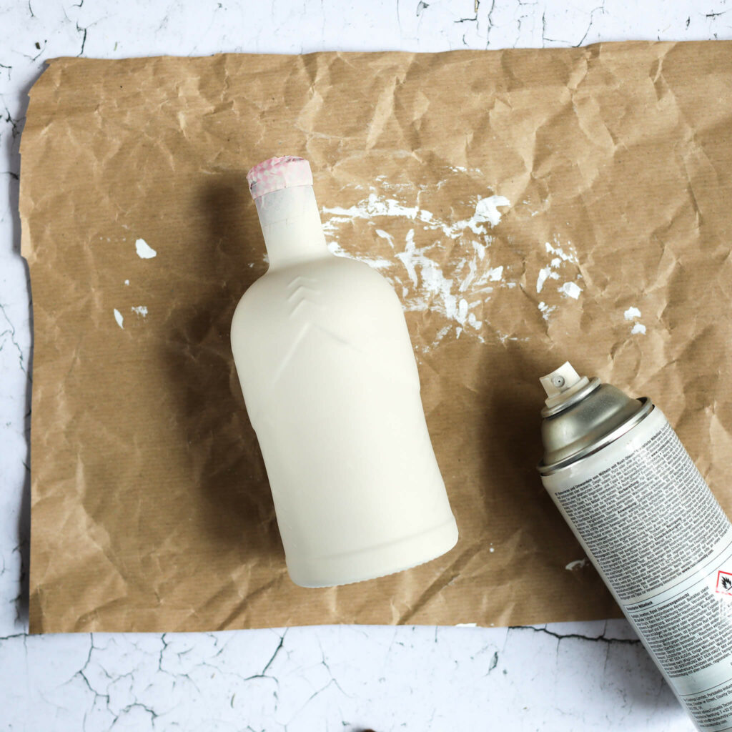 Ginflasche mit Sprühlack ansprühen