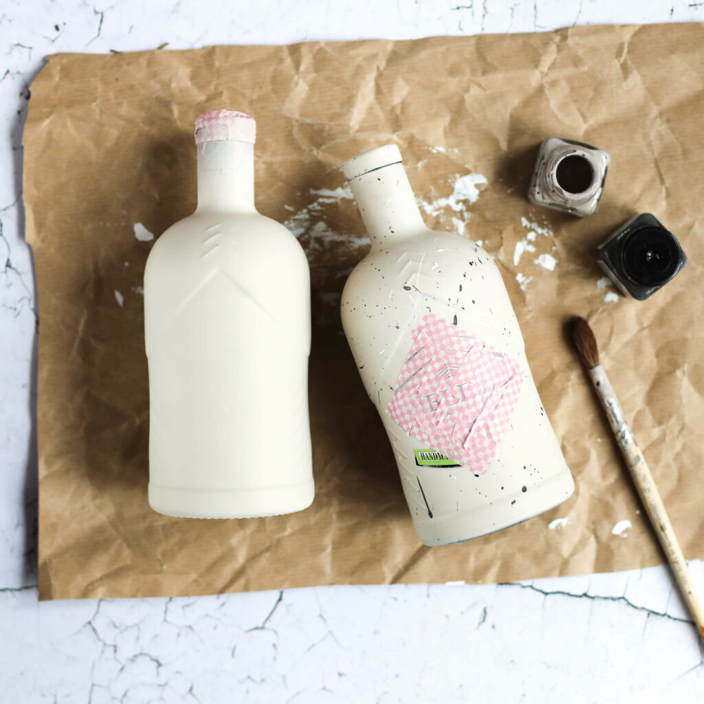 Ginflaschen mit Farbe besprenkeln