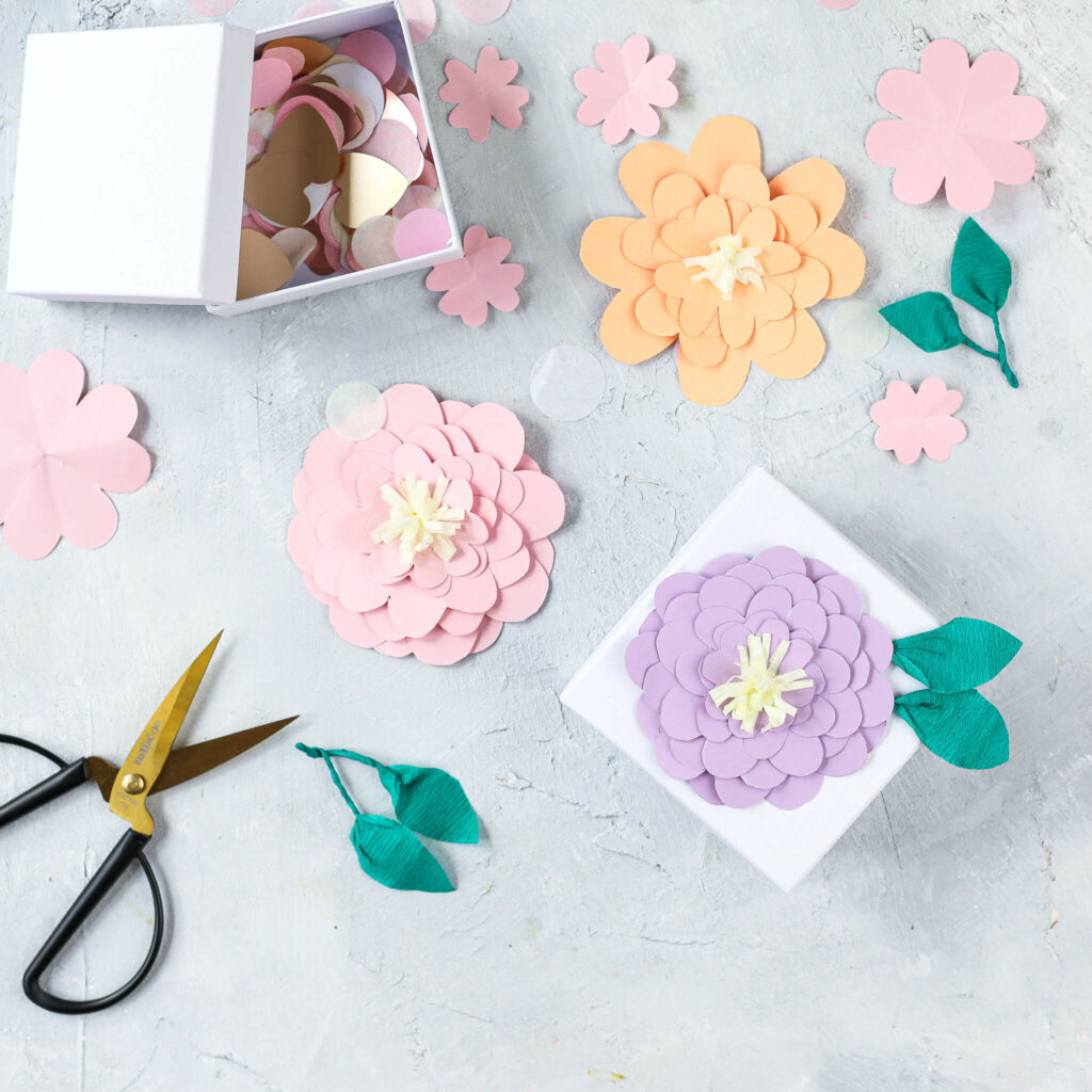 Papierblumen aus Tonpapier