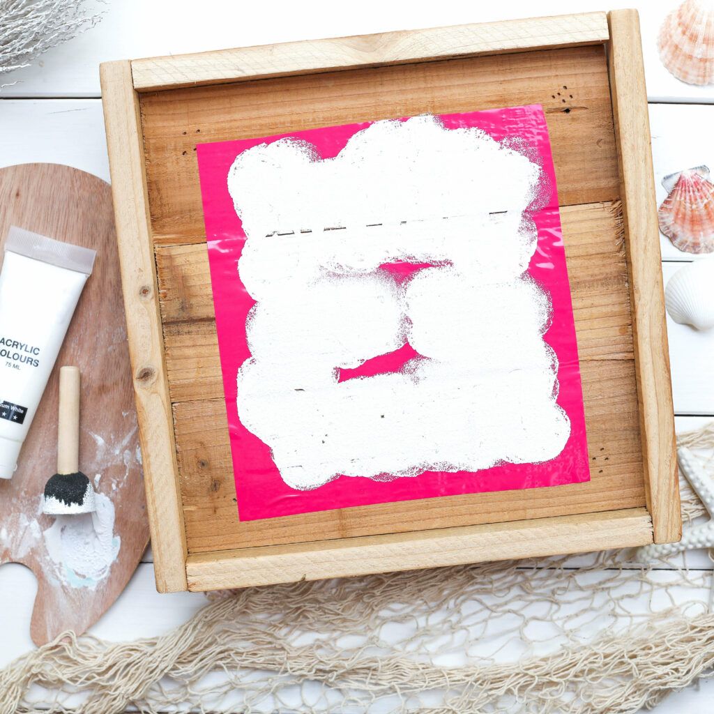 Farbe auf die Plotter Schablone verteilen