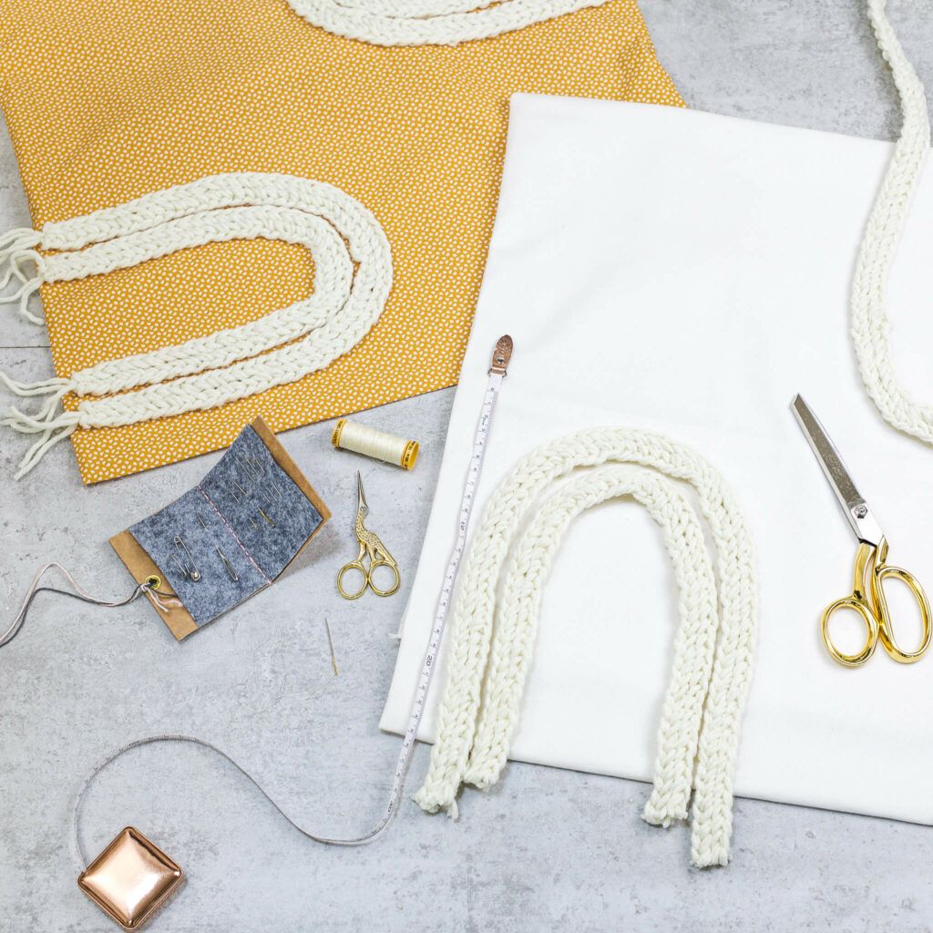 Häkelbögen auf Boho Kissen aufnähen