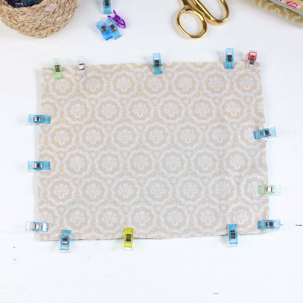 Stoffstücke zusammenstecken und nähen