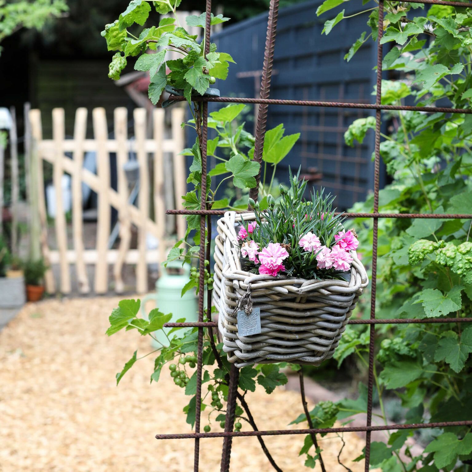 Rankhilfe aus Ästen im Boho Look selber machen ein Garten DIY