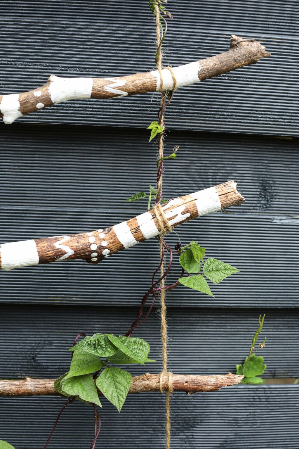 Rankhilfe aus Ästen im Boho Look selber machen ein Garten DIY