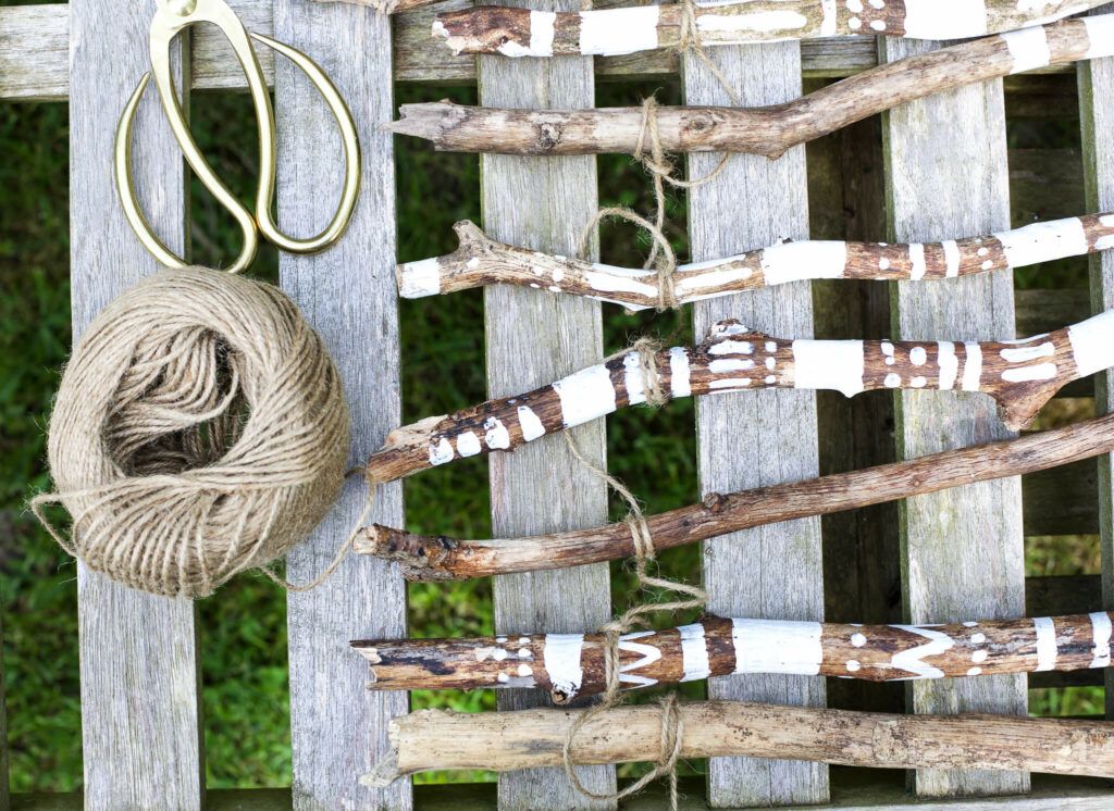 Rankhilfe aus Ästen mit Schnur zusammenbinden