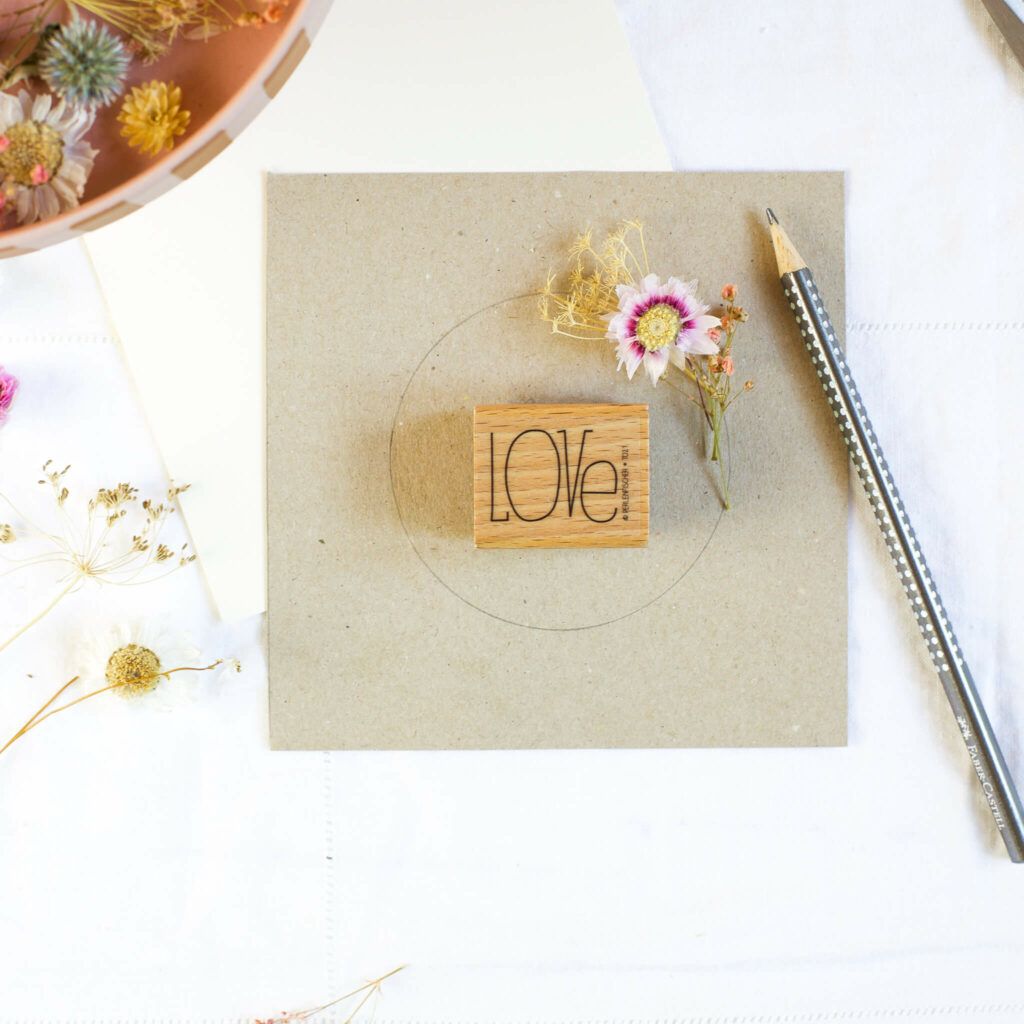 Trockenblumenkranz auf Papier aufkleben