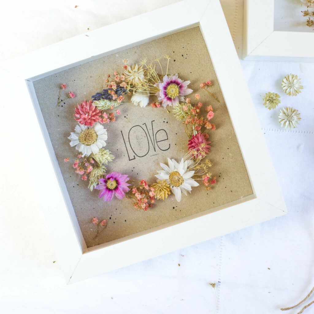Blumenkranz aus Trockenblumen im Bilderrahmen