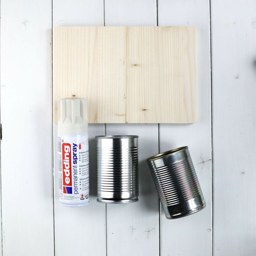 Konservendosen mit Lack besprühen