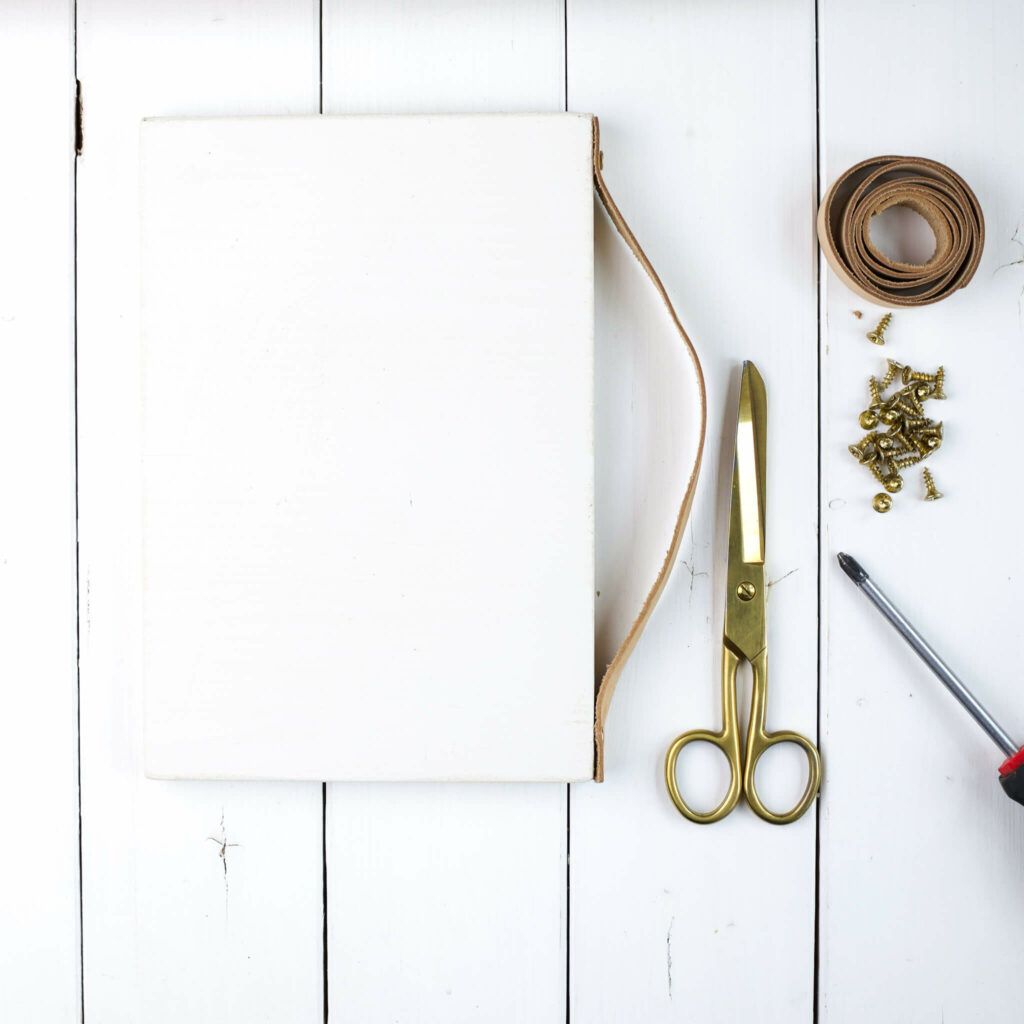 Lederband an Holzplatte schrauben