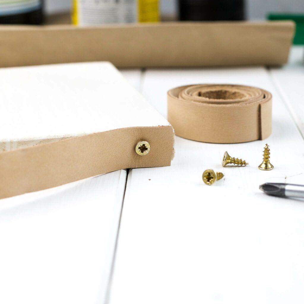 Lederband an Holzplatte schrauben