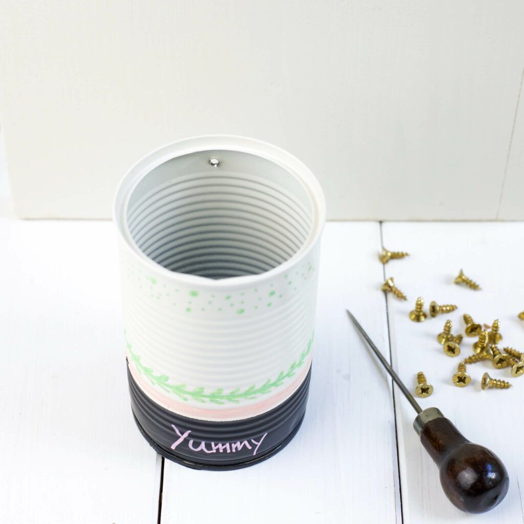 Loch in Dose stechen für Besteckhalter