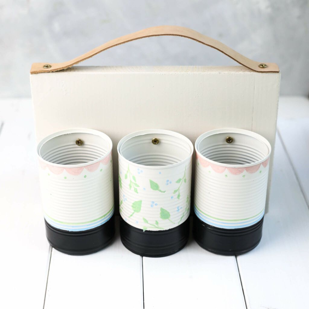 Dosen mit einer Schrauben an das Brett schrauben