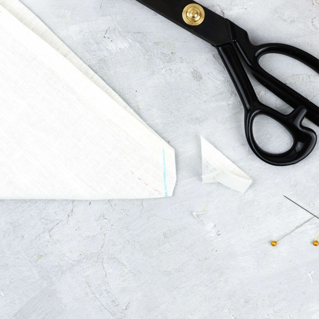 Spitze der Briefecken abschneiden