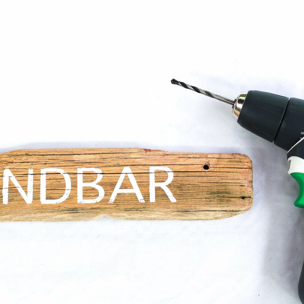 Löcher in Treibholz Schild bohren