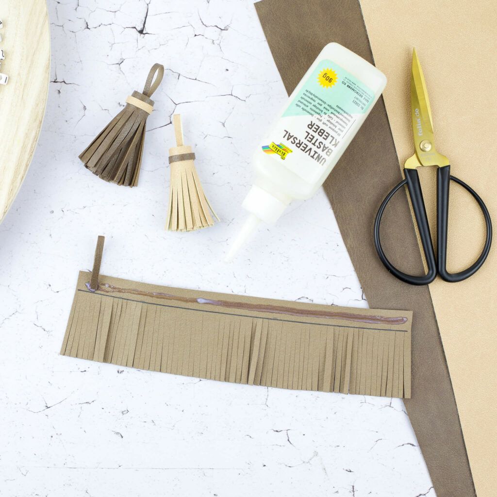 Quaste aus Kunstleder basteln