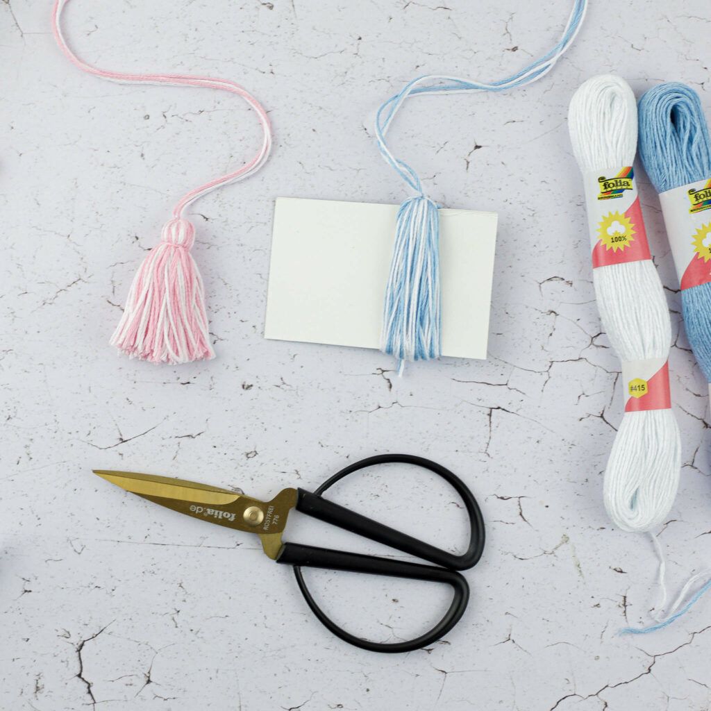 Quasten auf einer Pappschablone wickeln