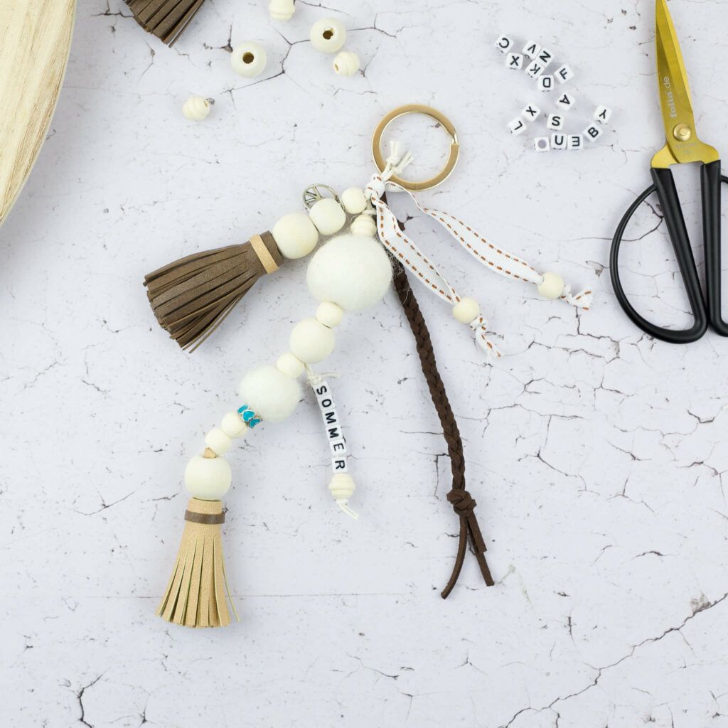 Schlüsselanhänger mit Kunstleder Quasten und Holzperlen