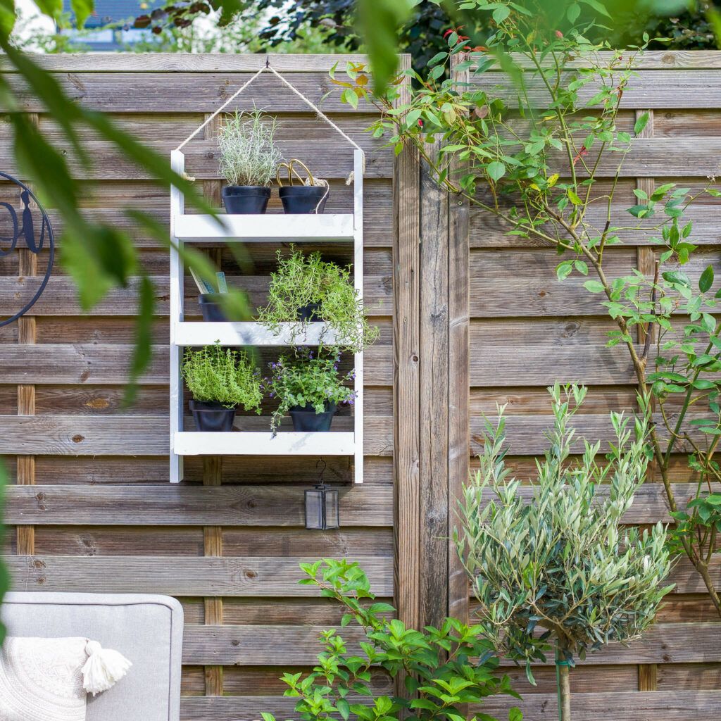 Kräuterregal im Garten mit einfacher Anleitung zu selber machen