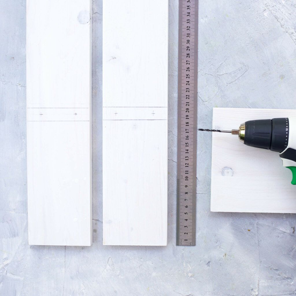 Anzeichnen der Seitenteile für Kräuterregal