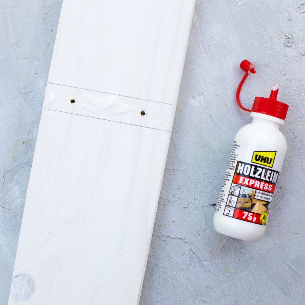 Holzbretter mit Holzleim fixieren