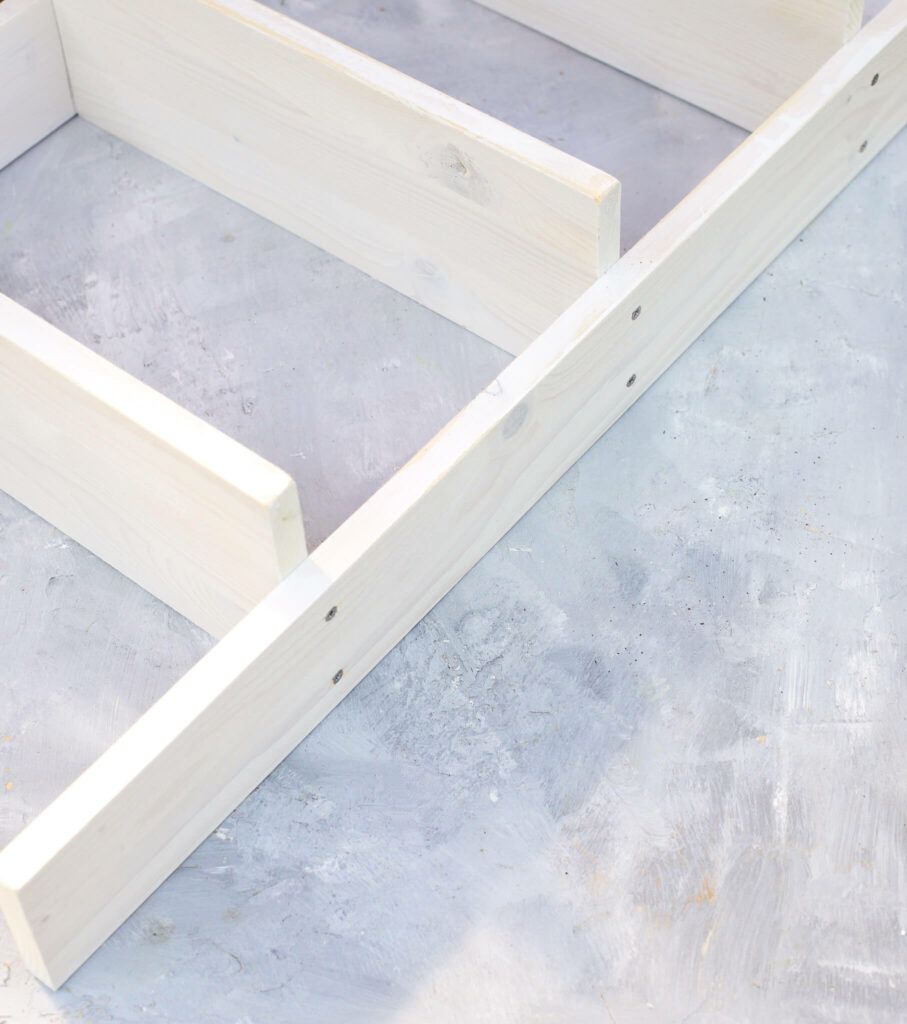 Regalbretter am Seitenteil mit Schrauben befestigen