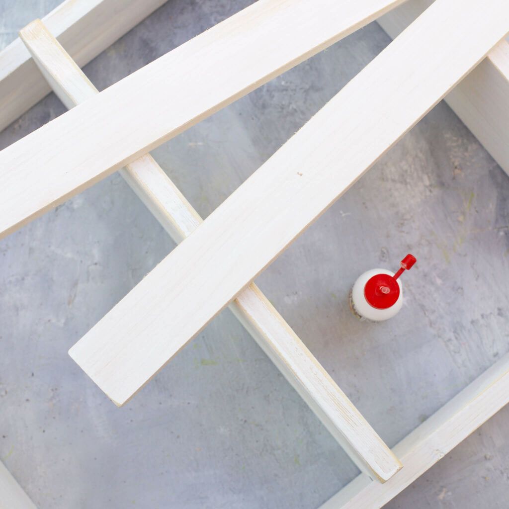 Blenden an die Regalbretter des Kräuterregals kleben