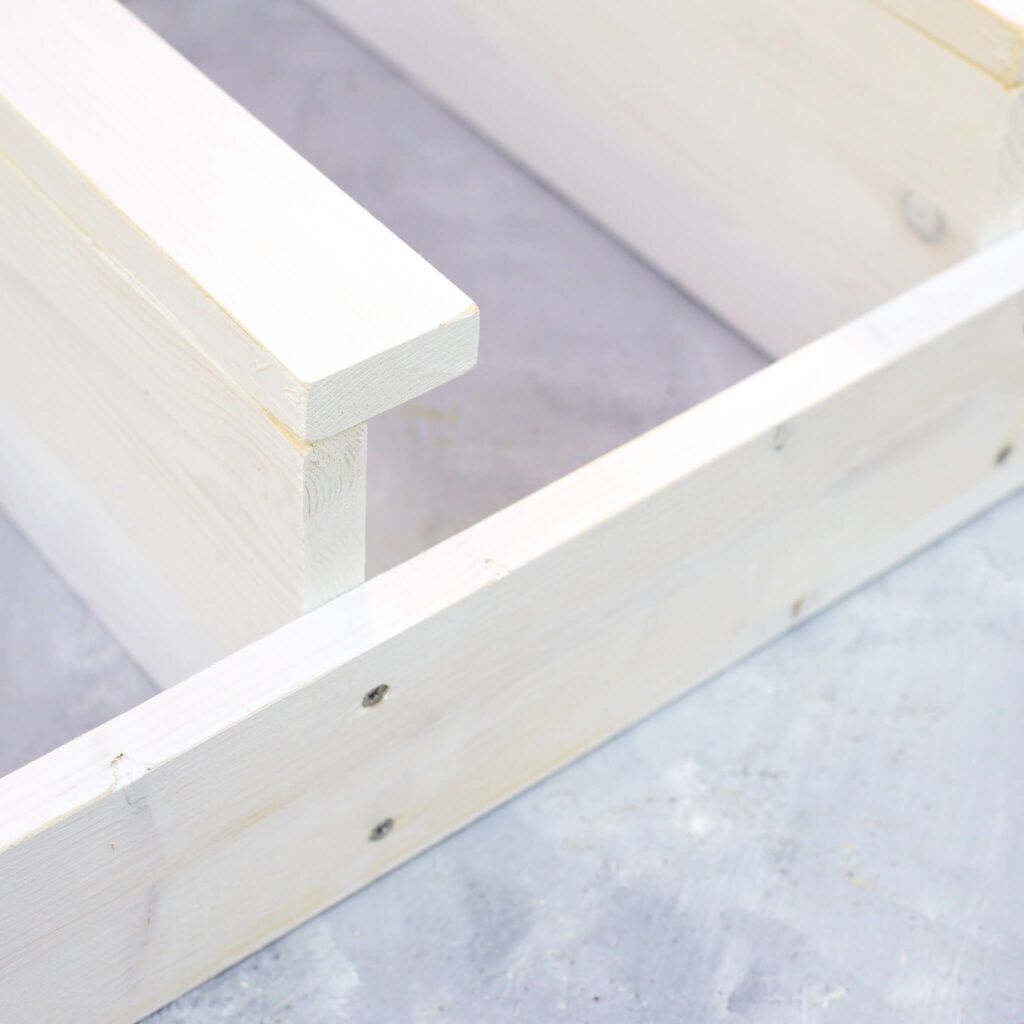 Blenden auf Regalbretter des Kräuterregals kleben