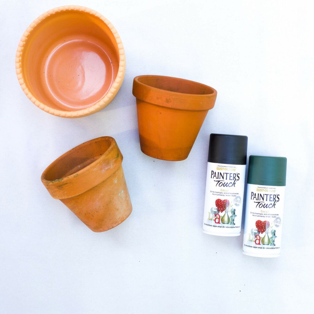 Blumentöpfe mit Acryllack besprühen