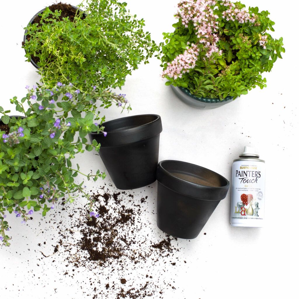 Blumentöpfe mit Acryllack besprühen