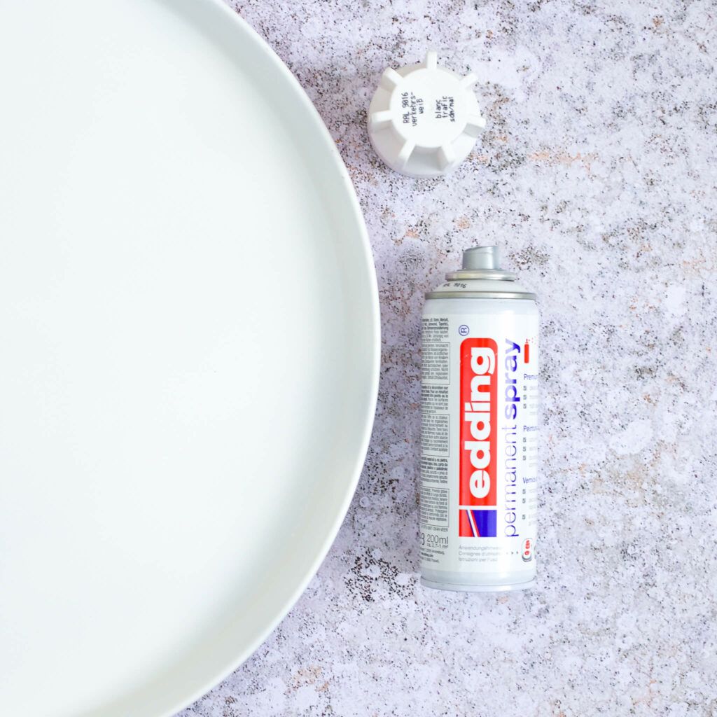 Pizzablech mit Lackspray einsprühen