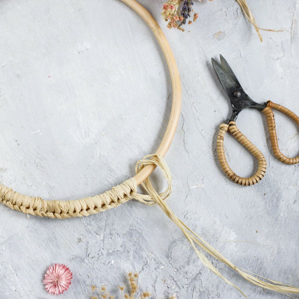 Ring mit Naturbast umwickeln