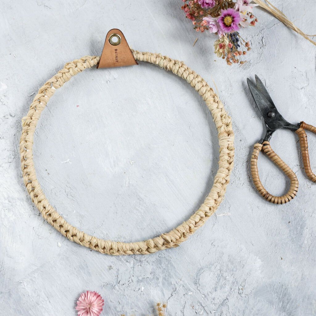 Ring mit Naturbast umwickeln