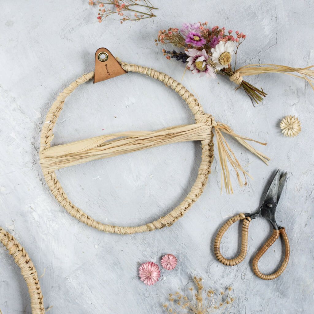 Ring für Trockenblumenkranz mit Naturbast umwickeln