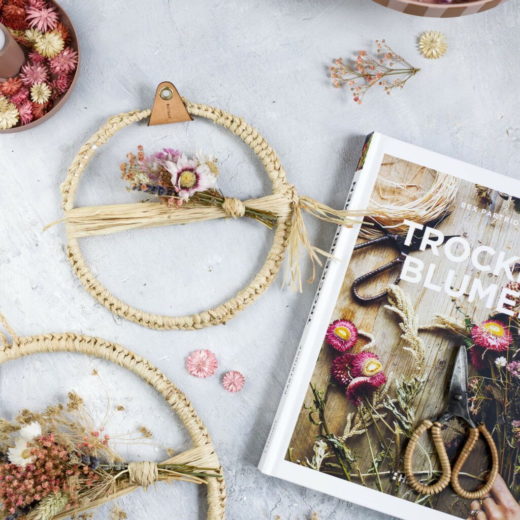 Boho Trockenblumenkranz mit Naturbast und eine Buchvorstellung