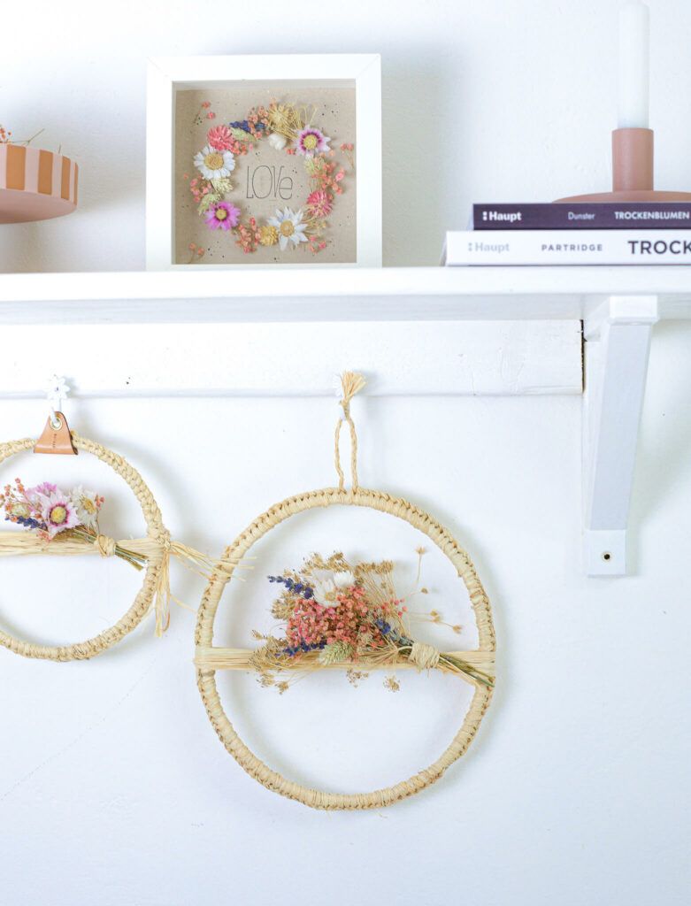 Trockenblumenkranz mit Naturbast