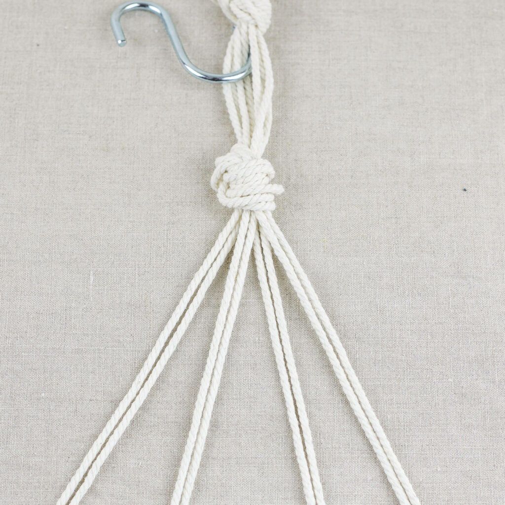 Schlaufe an Aufhängung für Hängekorb