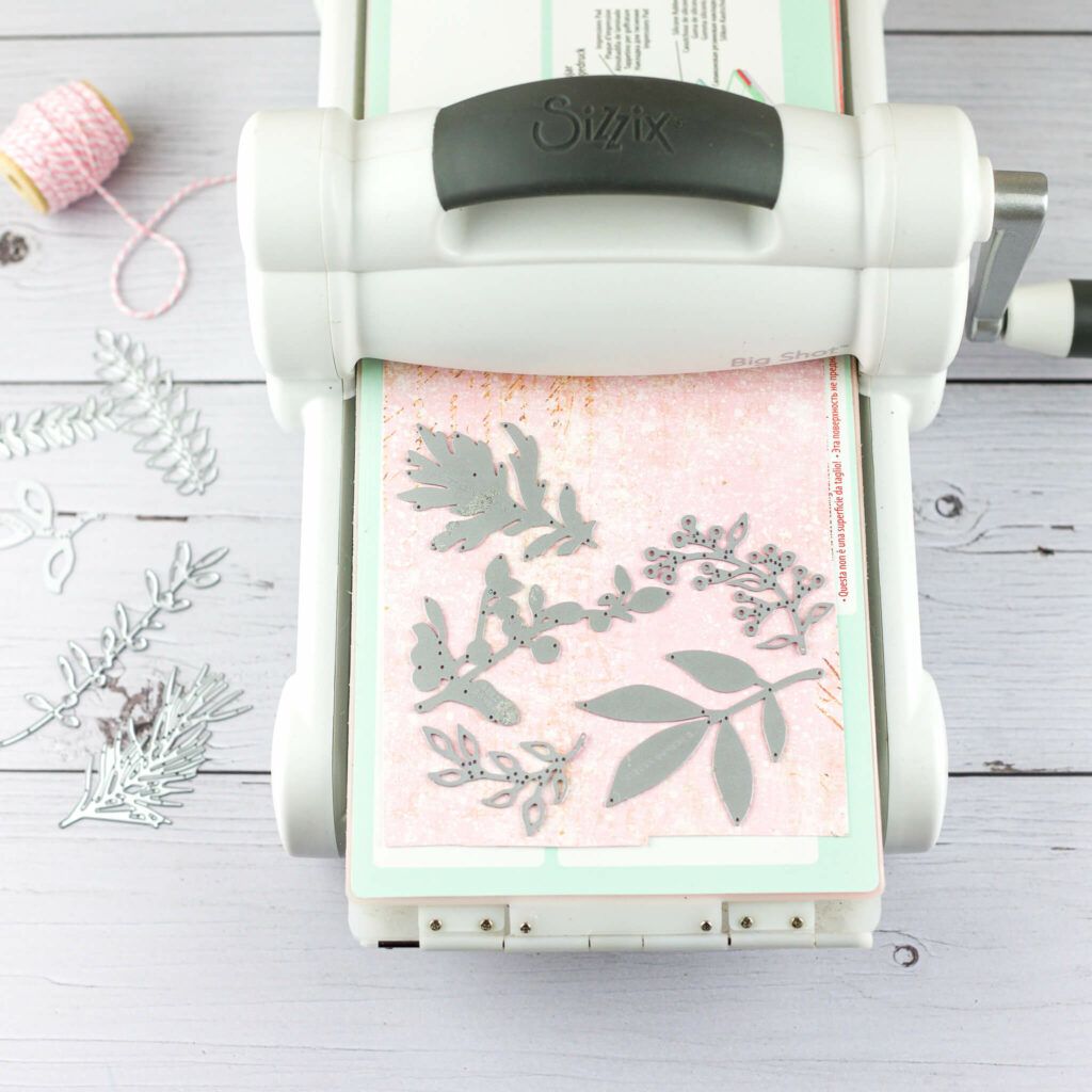 Blätterstanzen in die Stanzmaschine einlegen