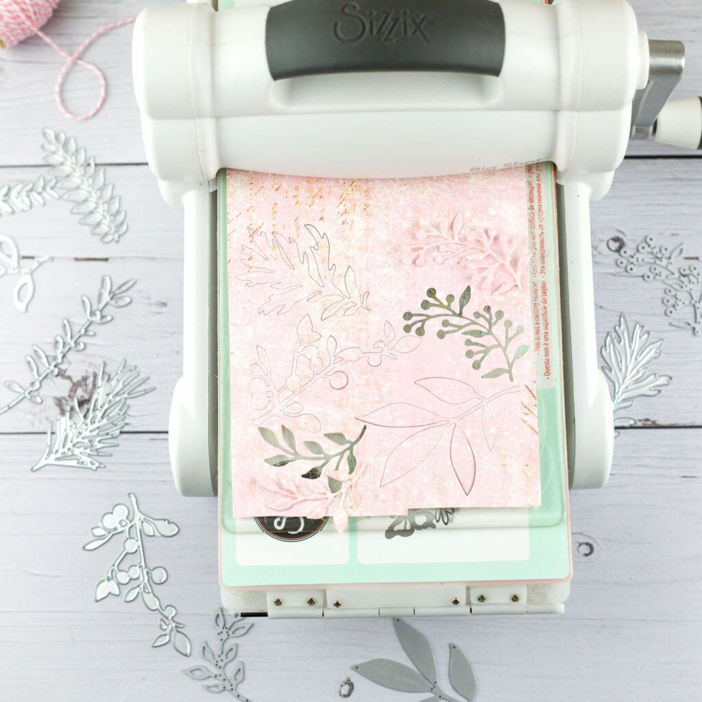 Blätter aus Papier in der Sizzix Stanzmaschine ausstanzen