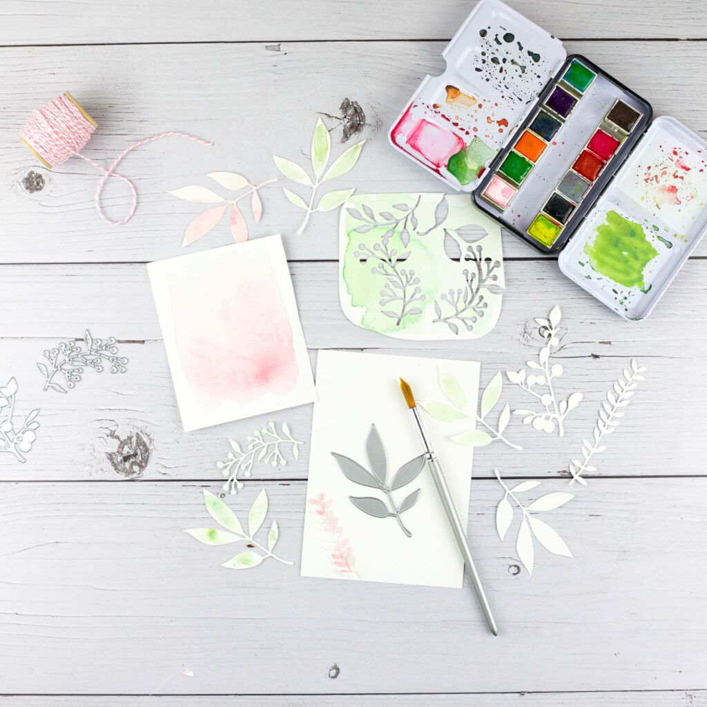 Papierblätter mit Aquarellfarben anmalen